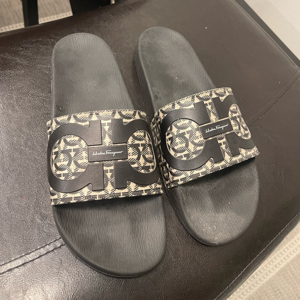 Authentic Salvatore Ferragamo gancini logo men pool slides US 11 M